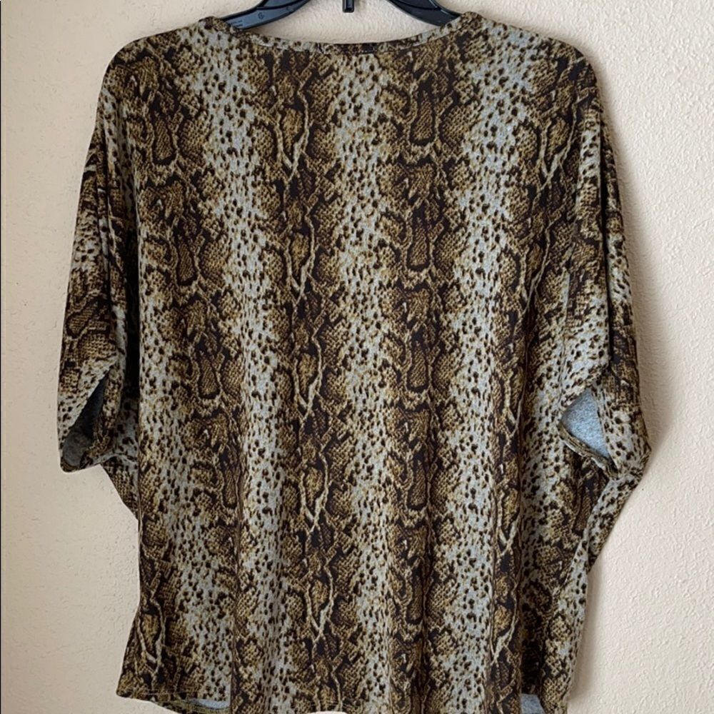 ❤️Hummingbird Snake Print Oversized Blouse - Picture 3 of 4